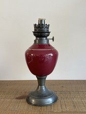 Ancienne Lampe à Pétrole Réservoir en Rouge Bordeaux Doré Pied en Étain