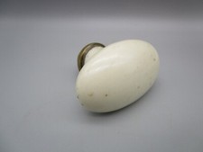 Poignée de porte ancienne en porcelaine blanche et laiton