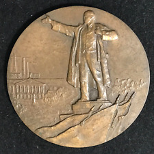 Médaille Révolution d'Octobre décernée à Leningrad en 1967. Statue de Lénine ***