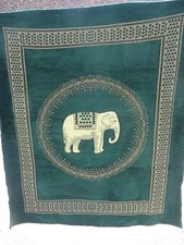 PANNEAU MURAL TENTURE VERT MOTIF ELEPHANT DORE VELOURS  130 X 150 CM