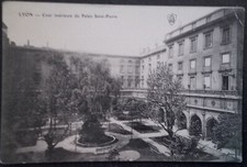 Cpa Lyon. Cour intérieure du