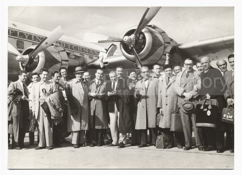 Groupe passagers devant un - de,