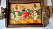 ANCIEN PLATEAU EN BOIS GRAVE D'UN DESSIN BASQUE ET VERRE