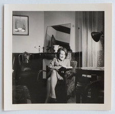 Femme chic assise bureau, design - Photo vintage snapshot c. 1965