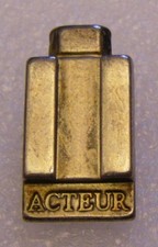 Pin's PARFUM PERFUME LORIS AZZARO ACTEUR BOTTLE FLACON vintage pin badge