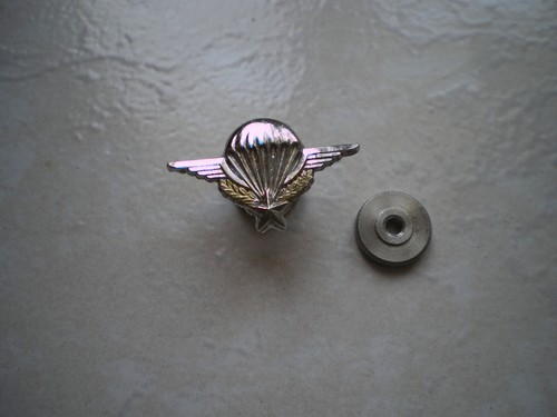 Insigne boutonnière vis - à,