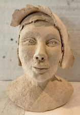 Buste féminin en terre cuite