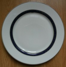 ASSIETTE en PORCELAINE signée
