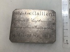 FRANCE COLONIALE PLAQUE ARGENT GRAVÉE VOYAGE GALLIENI MADAGASCAR 1897 LA PEROUSE