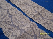 Dentelle ancienne en tulle brodé de fleurs. L 2,10 mètres. XIXème. Réf n°332