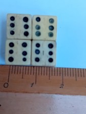 4 Mini DÉS  à Jouer Anciens