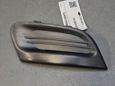 Cache avant droit dans pare