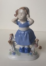 Figurine porcelaine allemande jeune fille à robe bleue Très bon état 