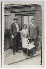 Famille, cadre original, poupée poussette creepy étrange - Photo CPA ancienne