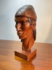 TÊTE EN BOIS SCULPTÉ DE