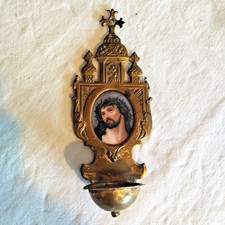 BENITIER MURAL ANCIEN CHRIST MEDAILLON EN PORCELAINE ET LAITON REPOUSSE