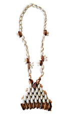 Collier avec grand pendentif l’ensemble constitué de coquillages