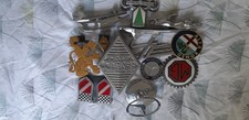 UN LOT DE MASCOTTES DE RADIATEUR ET BADGE AUTOMOBILES EN PARFAIT ETAT.