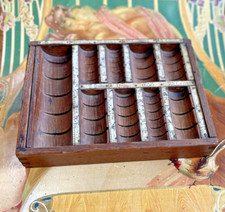 Ancien monnayeur range-pièces affiché en francs en bois commerces d’autrefois