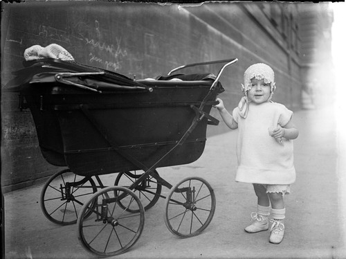 Portrait enfant debout - , à
