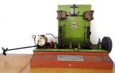 Stuart Moteur à Vapeur de Marine à deux pistons. Plaque de fabricant P. Bazot