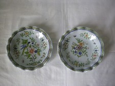 2 petites assiettes creuses en