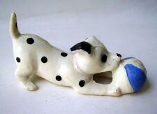 FIGURINE JIM - DISNEY - 101 DALMATIENS petit dalmatien jouant au ballon 