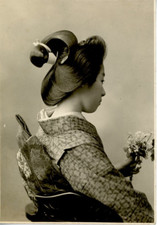 Femme japonaise en habit