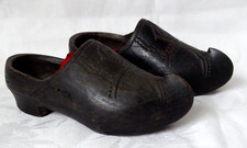 TRES ANCIEN PETITS SABOTS D ENFANTS EN BOIS SCULPTE , FANTAISIE  ? ART POPULAIRE