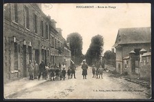 CPA Foucarmont, Route de Blangy avec habitants et bâtiments en brique 