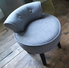Fauteuil de coiffeuse ou pouf 40's.
