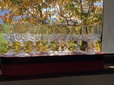 lot 9 verres a vin sur pieds cristal taillé. Arc