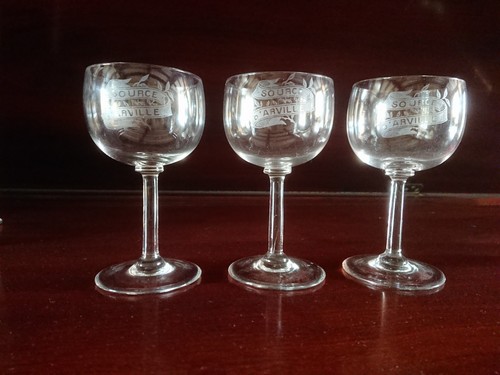 Verres anciens pied source - anciens, à