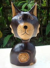 Chat marron en bois et