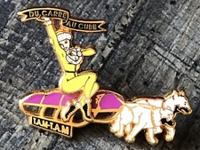 PIN’S PIN PIN'UP FEMME JAUNE SEXY DU CARRÉ AU CUBE ARTHUS BERTRAND RARE