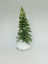 Conifère enneigé en