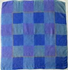 -Superbe Foulard CHANEL soie TBEG  vintage 82 x 88 cm