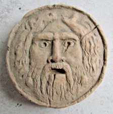 Médaillon miniature en terre cuite Christ marqué Hand Made in Italy au dessous