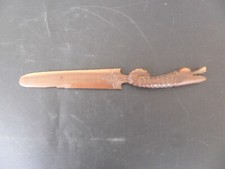 COUPE PAPIER EN BOIS SCULPTE FORME CROCODILE SOUVENIR ROSENLAUI