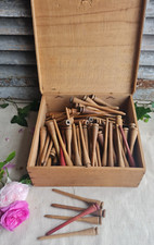 ANCIENS GROS LOTS DE FUSEAUX EN BOIS POUR DENTELLE DANS CAISSE EN BOIS
