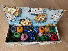 Ancienne boîte à couture vintage, et bobines fil à broder DMC / Cartier Bresson