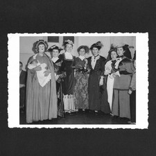 Groupe jeunes filles costumes