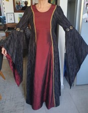 Robe médiévale bourgeoise avec sa cape