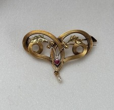 Broche en Or Jaune à décor de Houx époque Art Nouveau serti rubis et perle