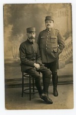 CARTE PHOTO, 2 militaires l'un assis & l'autre debout barbe