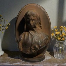 Femme Voilée Sculpture –