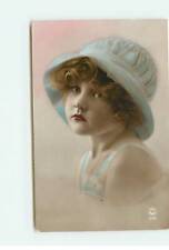 Enfants - Fillette portant un chapeau et ayant l'air triste - 24429