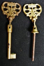 ANCIEN BOUTON DE PORTE DE MEUBLE & UNE CLÉ DE PLIANTE PORTE XXème rf : N2170