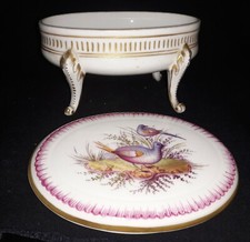 ROVINA  BELLE BONBONNIERE SUR PIEDS  EN PORCELAINE DECOR D'OISEAUX JEAN SCHMITT 