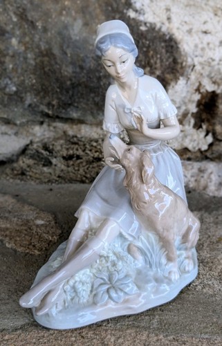 Figurine groupe femme - au, chien